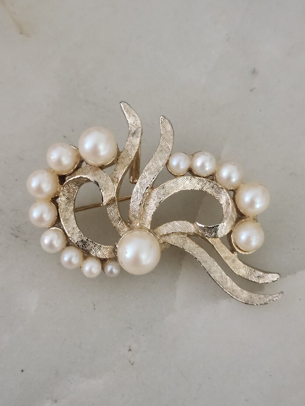 Vtg DFA Simulated Pearl Cluster Gold-Tone Brooch - Elegant Women’s Jewelry